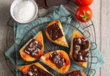 Pane con pomodoro e cioccolato fondente