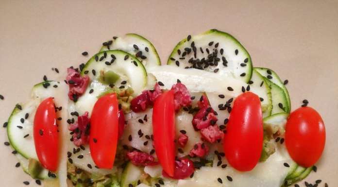 Zucchine marinate a crudo in una gustosa preparazione in stile mediterraneo