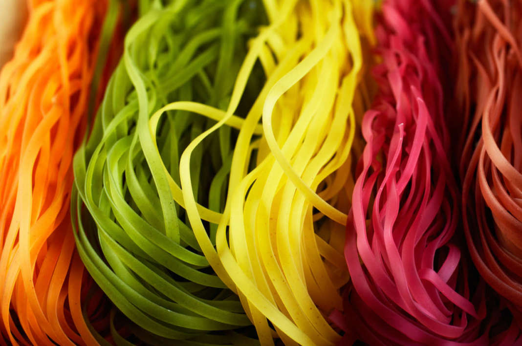nidi di tagliatelle colorate