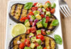 Bistecche di melanzana con avocado e pomodori