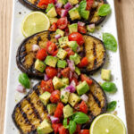 Bistecche di melanzana con avocado e pomodori