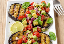 Bistecche di melanzana con avocado e pomodori