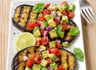 Bistecche di melanzana con avocado e pomodori Bistecche di melanzana con avocado e pomodori