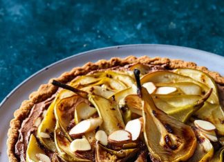 Crostata cioccolato, ricotta, mandorle e pere caramellate