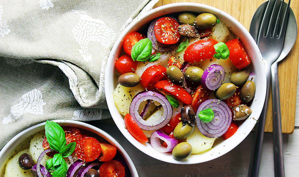 Insalata pantesca: patate, cipolle, olive, pomodorini