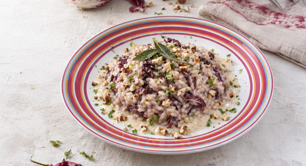 Risotto al radicchio con fagioli e nocciole