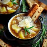 Zuppa di cipolle, patate e scaglie di parmigiano