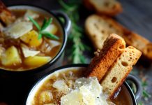 Zuppa di cipolle, patate e scaglie di parmigiano