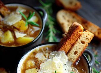 Zuppa di cipolle, patate e scaglie di parmigiano
