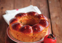 Ciambella di farro ai cachi con uvetta e sciroppo d'acero