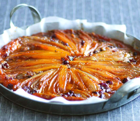 Tarte tatin all'indivia belga con gorgonzola e mirtilli rossi