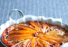 Tarte tatin all'indivia belga con gorgonzola e mirtilli rossi