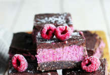 Torta vegan crudista cioccolato e lamponi