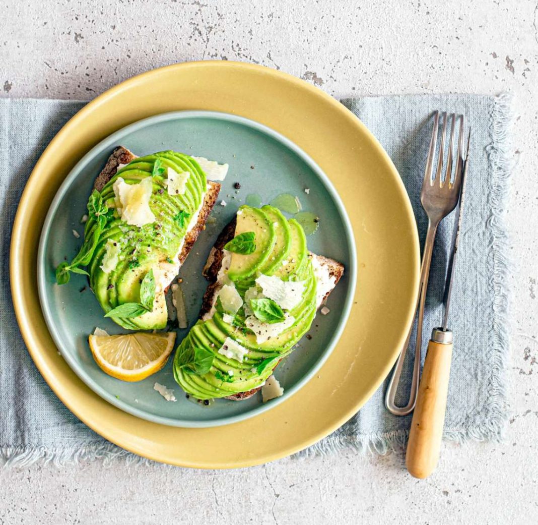 toast integrale di avocado