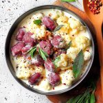 Gnocchi vegan di barbabietola in crema di cavolfiore