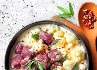 Gnocchi vegan di barbabietola in crema di cavolfiore