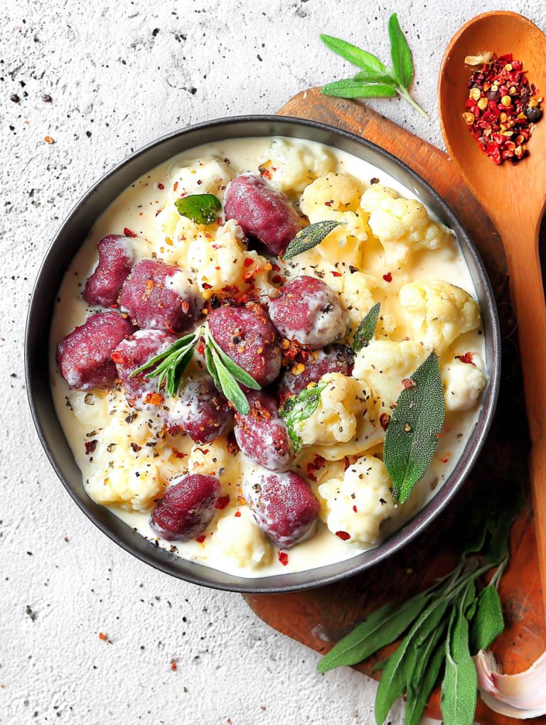 Gnocchi vegan di barbabietola in crema di cavolfiore