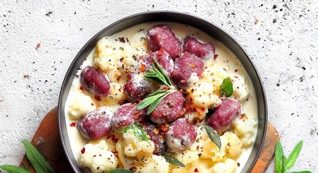 Gnocchi vegan di barbabietola in crema di cavolfiore