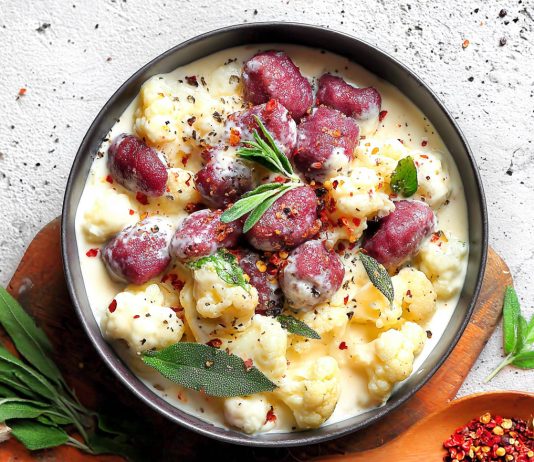 Gnocchi vegan di barbabietola in crema di cavolfiore