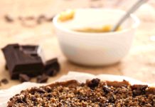 Crostata vegan di cacao con nocciole e cioccolato