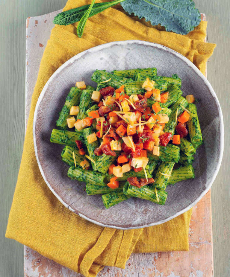 Rigatoni al pesto di cavolo nero e ricotta con ragù di ortaggi
