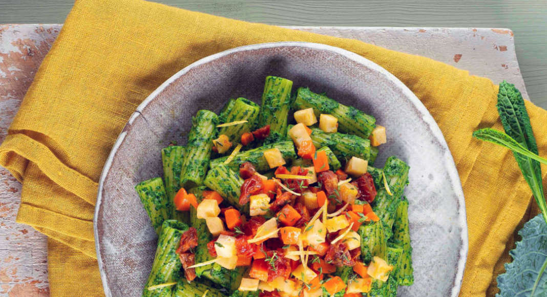 Rigatoni al pesto di cavolo nero e ricotta con ragù di ortaggi
