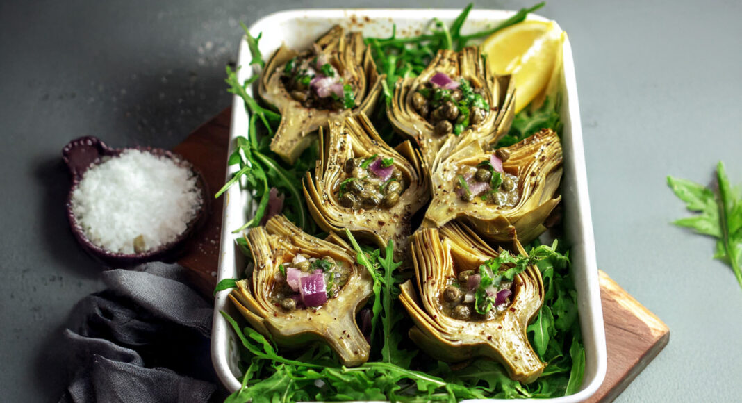 Carciofi al forno con capperi e cipolla