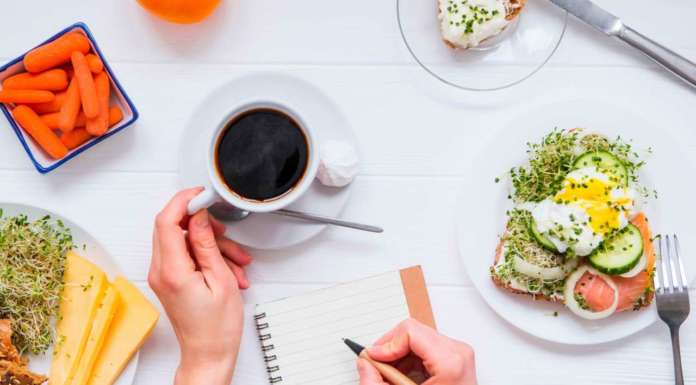 Prima (o invece) della dieta, scrivere un diario può servire
