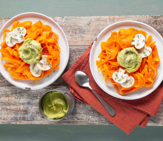 Carote saltate con mousse di avocado e funghi al timo