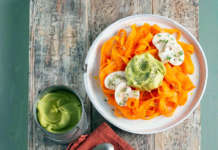 Carote saltate con mousse di avocado e funghi al timo