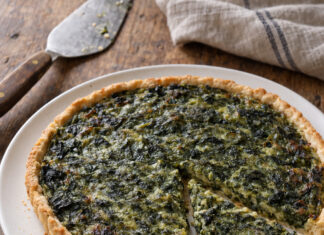 Torta salata di cavolo nero e scarola al gorgonzola