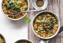 Zuppa speziata di lenticchie miste, ceci e cavolo nero