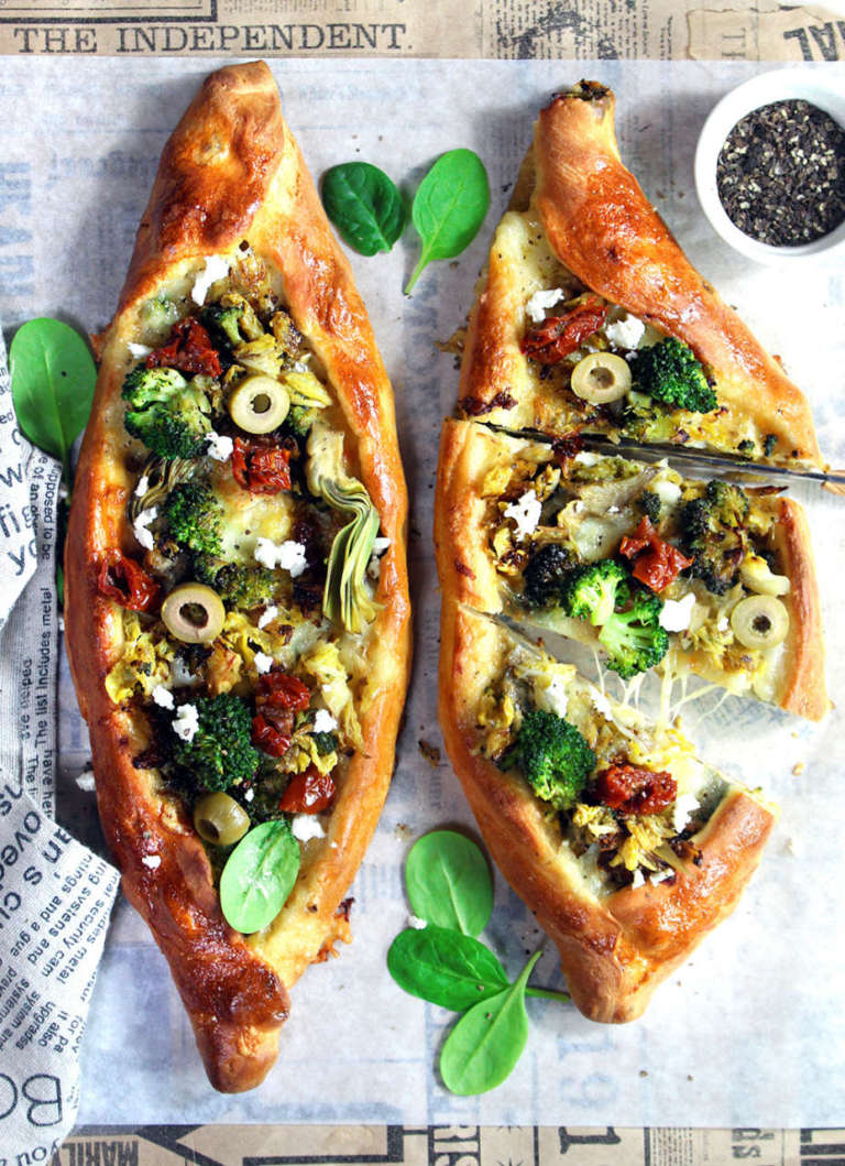 Pizza turca (pida) vegetariana