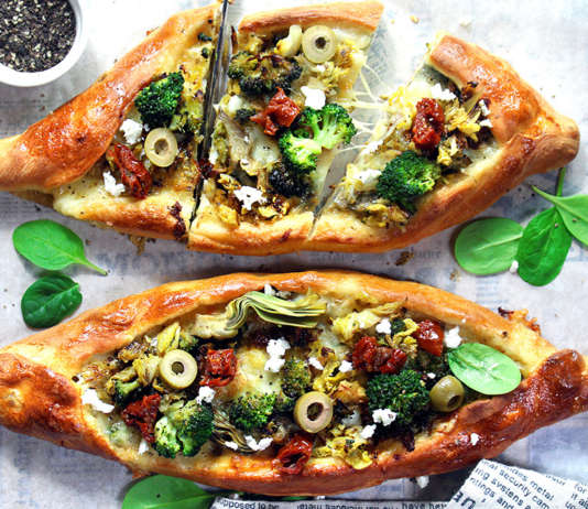 Pizza turca (pida) vegetariana