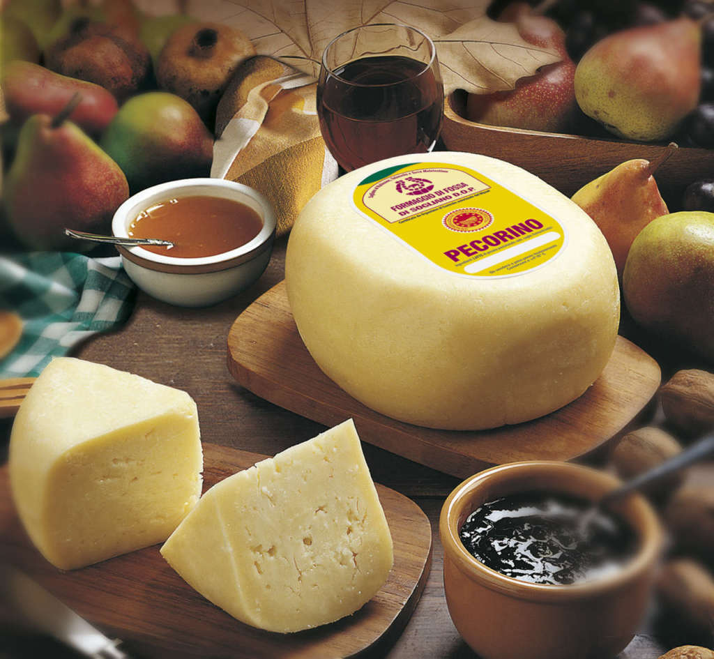 Formaggio di fossa Dop con marmellate e frutta per assaggio