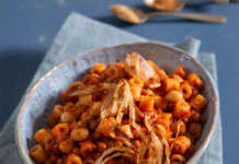Pasta con legumi, salsa speziata e cipolle croccanti