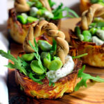 Cestini di patate con rucola e fave