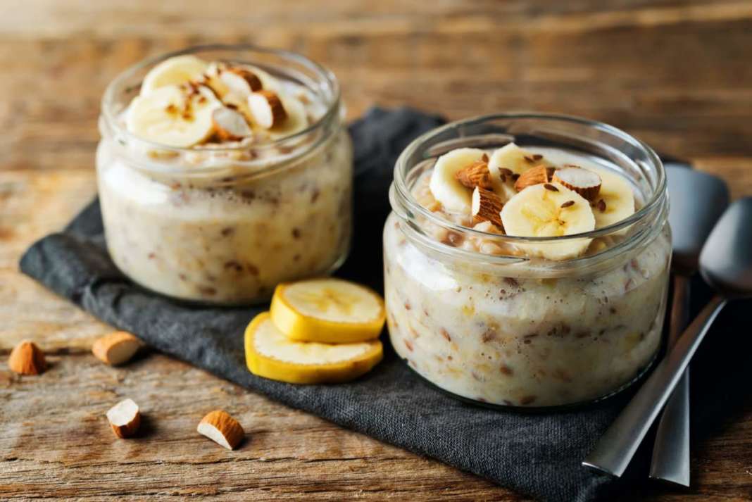 Banana flax seeds overnight oats with banana slices and almonds colazione