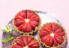 Crostatine di grano saraceno e mandorle con crema e fragole