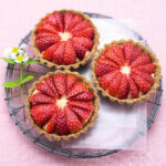 Crostatine di grano saraceno e mandorle con crema e fragole