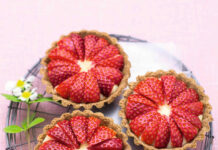 Crostatine di grano saraceno e mandorle con crema e fragole