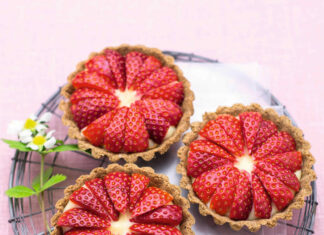 Crostatine di grano saraceno e mandorle con crema e fragole