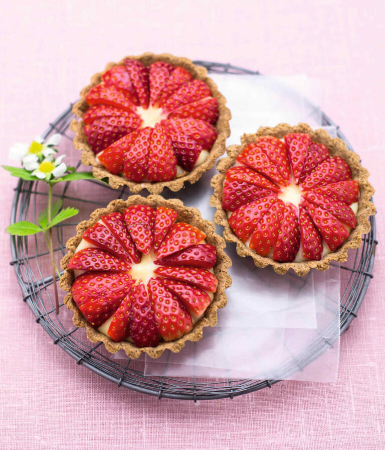 Crostatine di grano saraceno e mandorle con crema e fragole