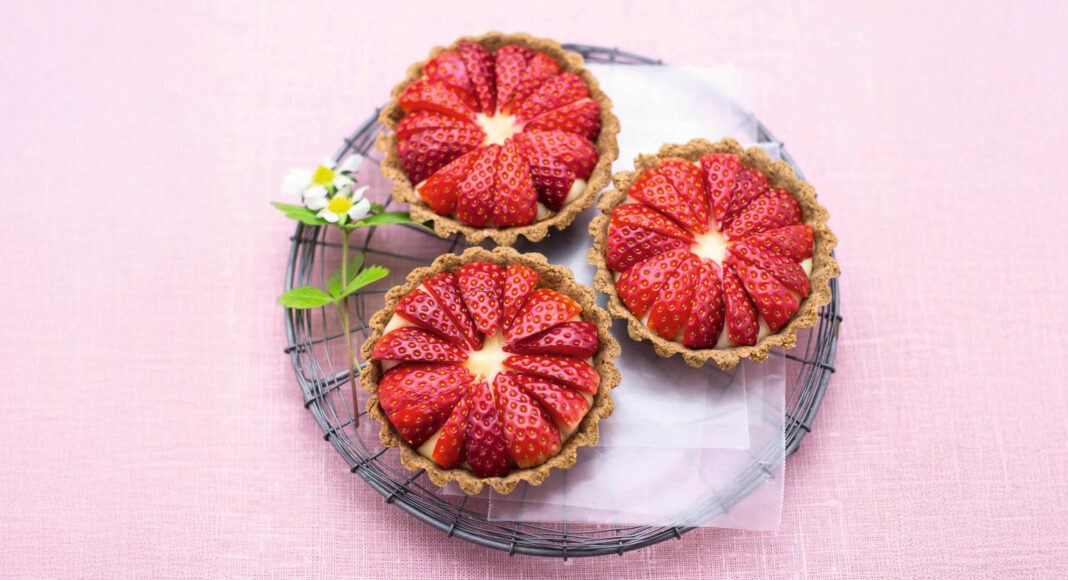 Crostatine di grano saraceno e mandorle con crema e fragole
