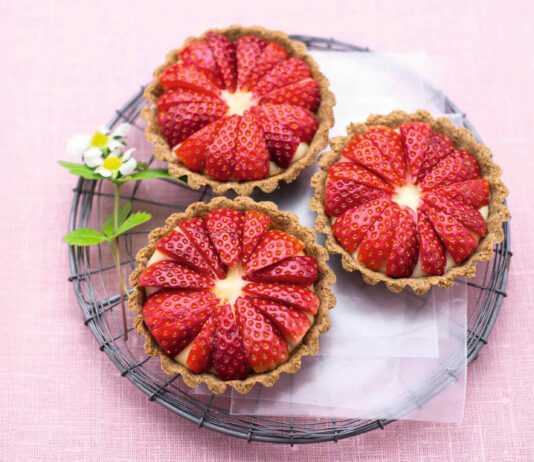 Crostatine di grano saraceno e mandorle con crema e fragole