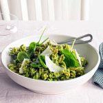 Fusilli di ceci con pesto di avocado e spinacini