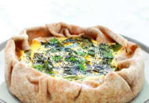 Torta salata di ricotta e taccole con salvia