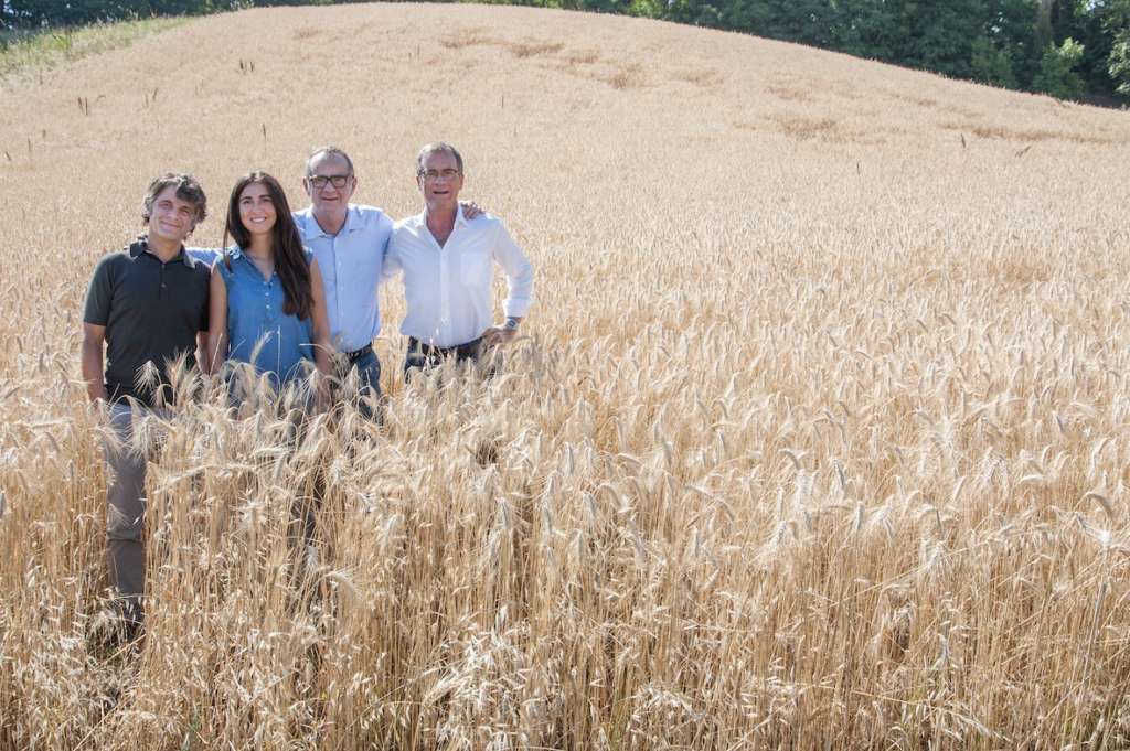 Nel campo di Grano del Miracolo, da sinistra a destra Andrea, Federica, Silvio e Massimo Grassi