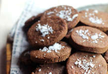 Biscotti vegan al cioccolato al fior di sale