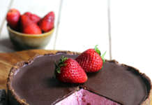 Cheesecake fragole e cioccolato